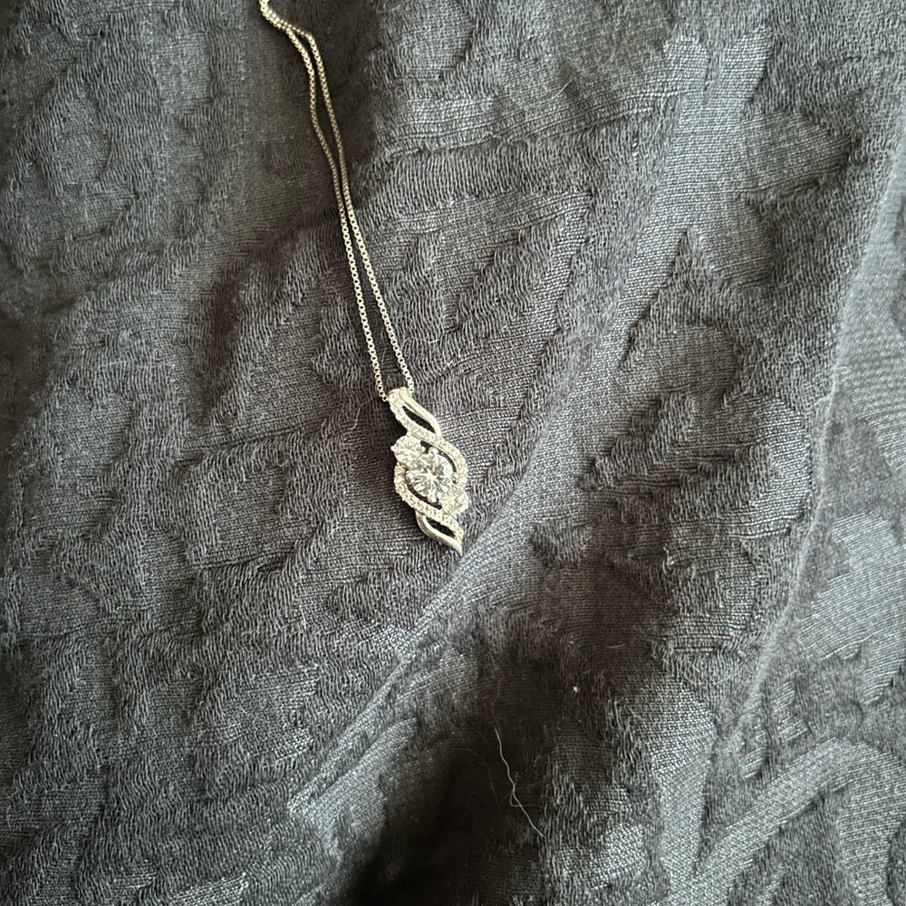Elegant Silver Pendant Necklace
